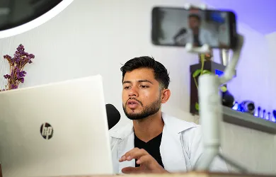 Simulación de entrevistas laborales para estudiantes universitarios